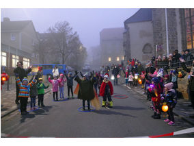 Sankt Martin Laternenumzug durch die Stadt (Foto: Karl-Franz Thiede)